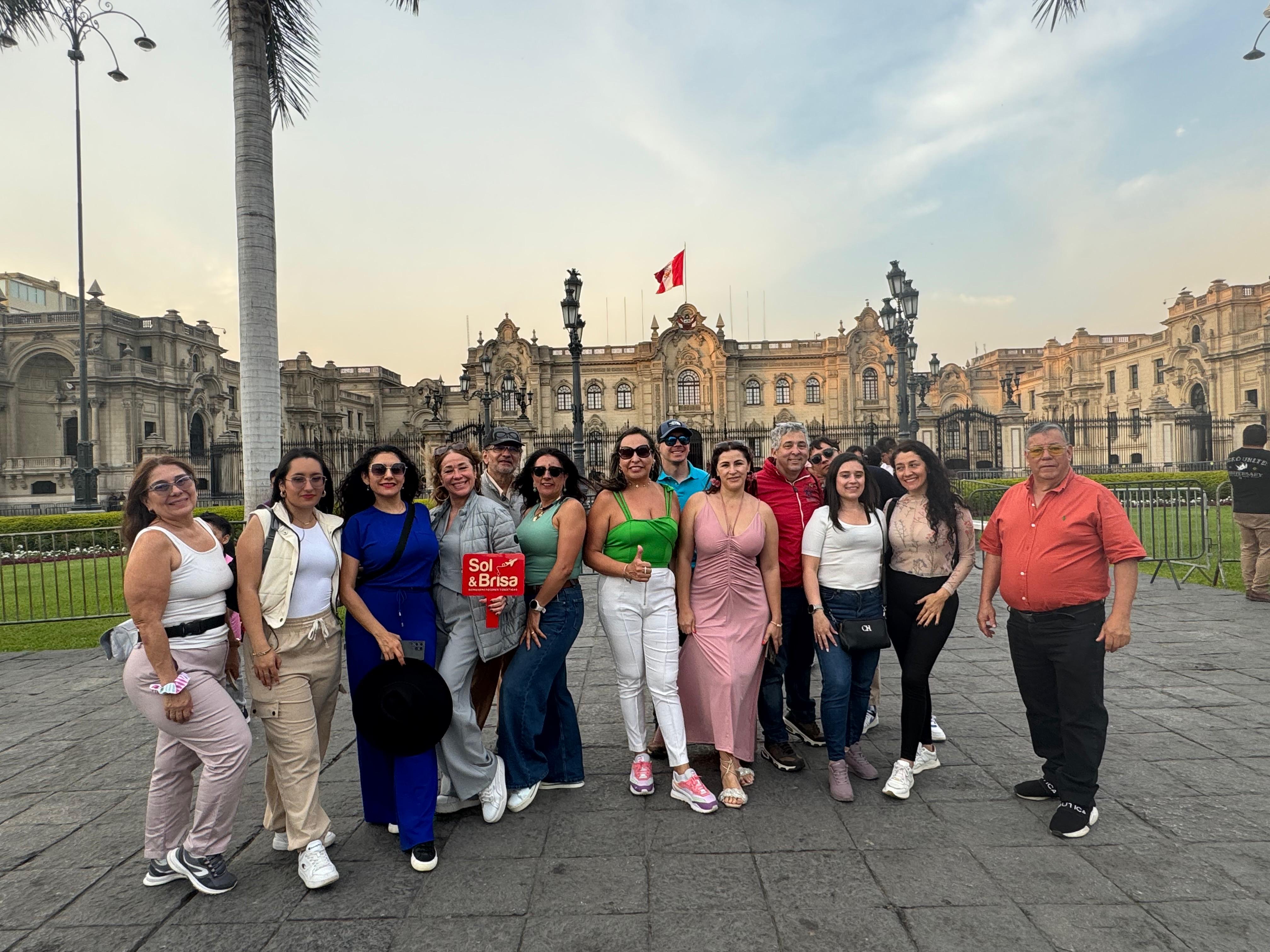 Grupo de viajeros colombianos en la Plaza Mayor de Lima — Tour receptivo Peruvian Travel Service
