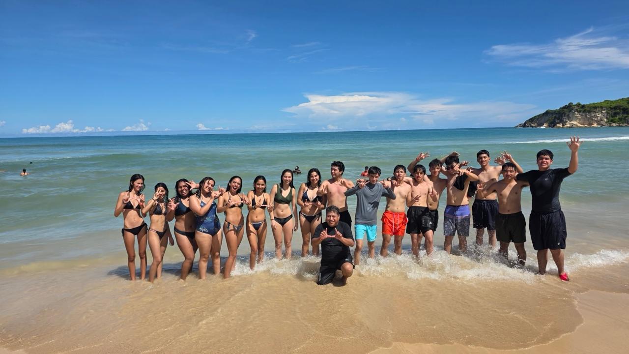 Grupo escolar peruano en la playa de Punta Cana — Viajes escolares Peruvian Travel Service