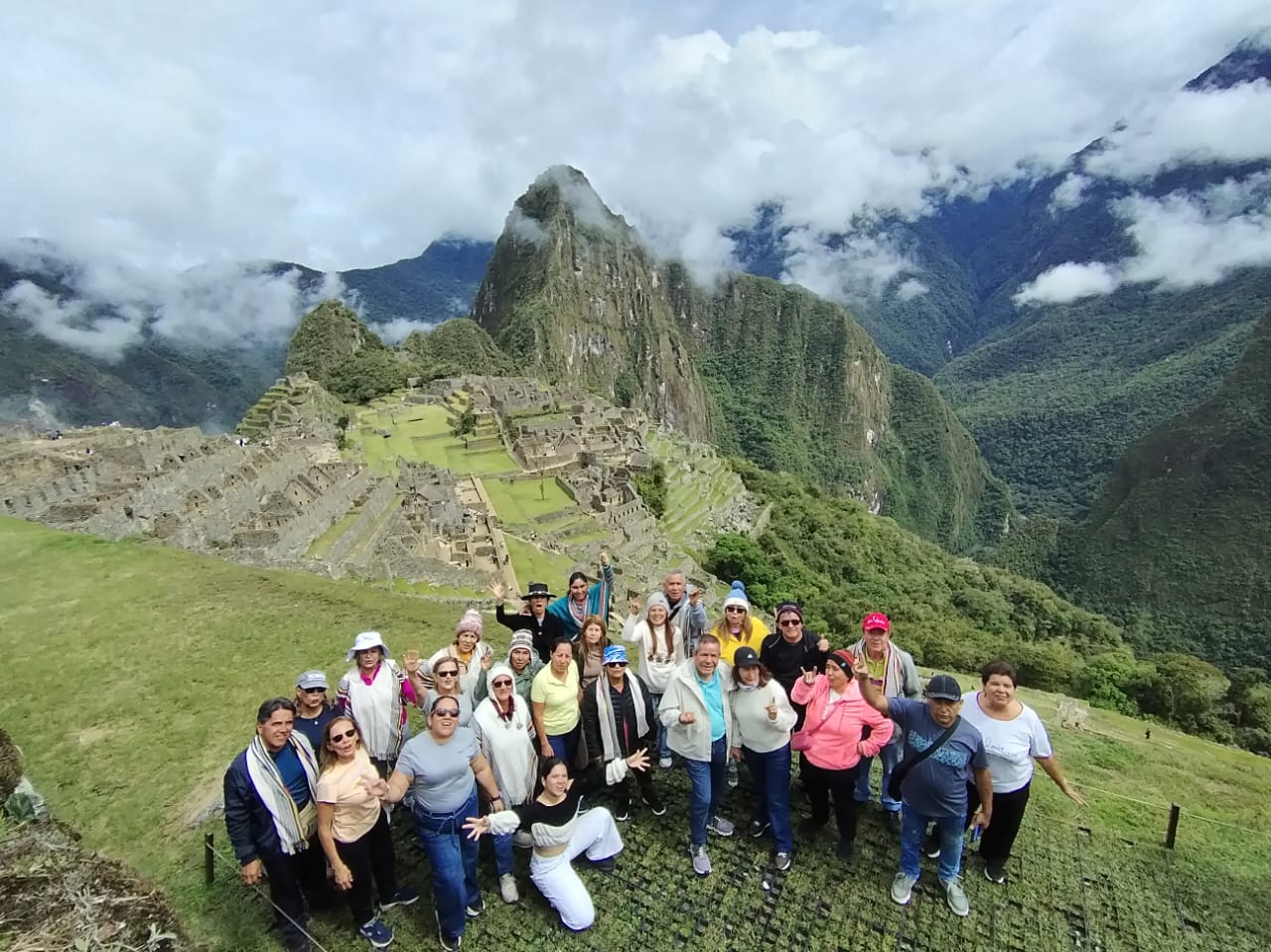 Grupo de turistas de Peruvian Travel Service en Machu Picchu, Cusco — Perú