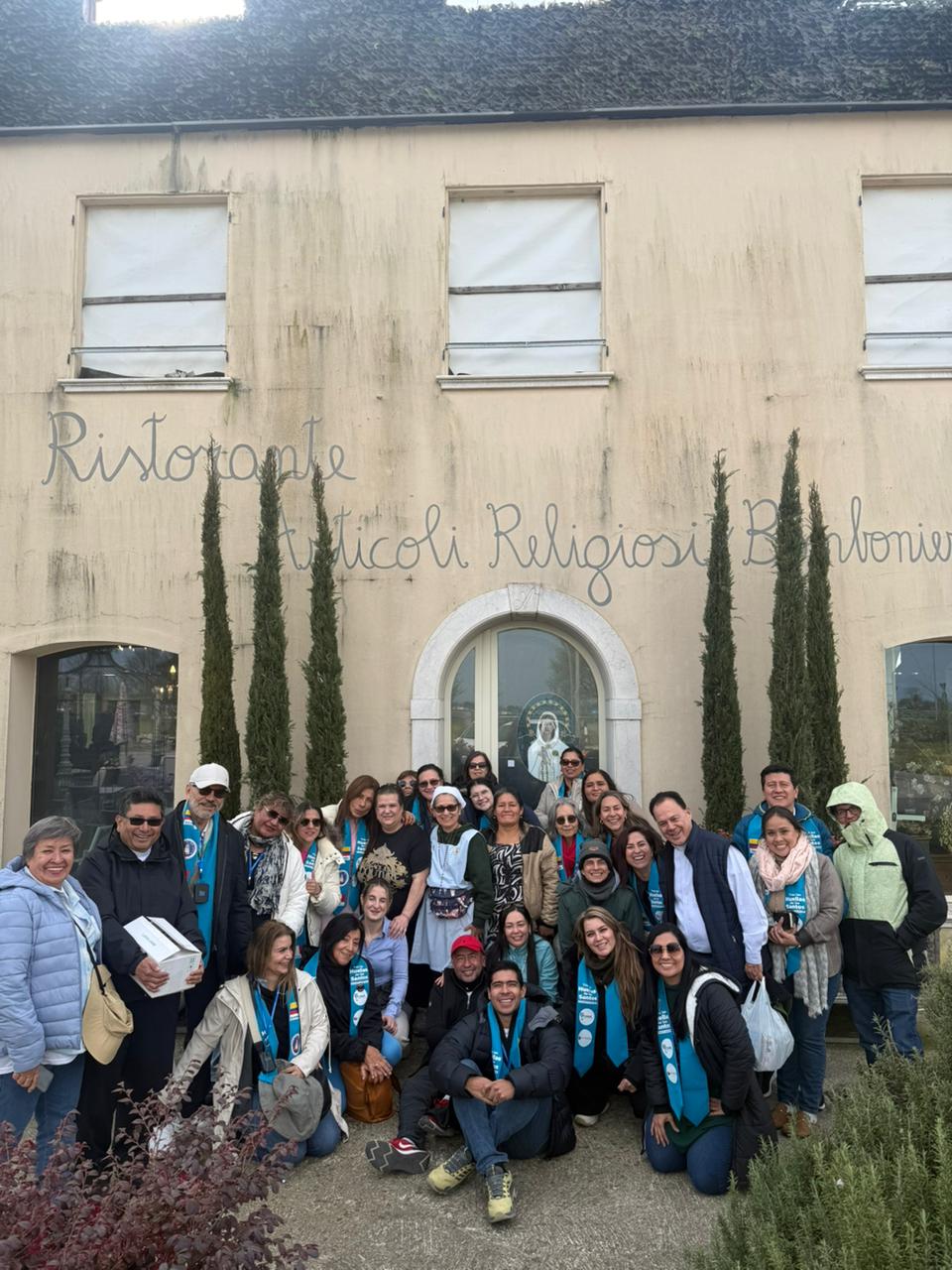 Grupo de peregrinos en Europa — Peregrinación Huella de los Santos — Peruvian Travel Service Lima