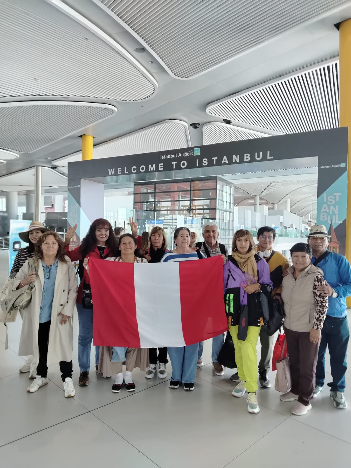 Grupo peruano llegando al Aeropuerto de Estambul — Viaje a Turquía con Peruvian Travel Service