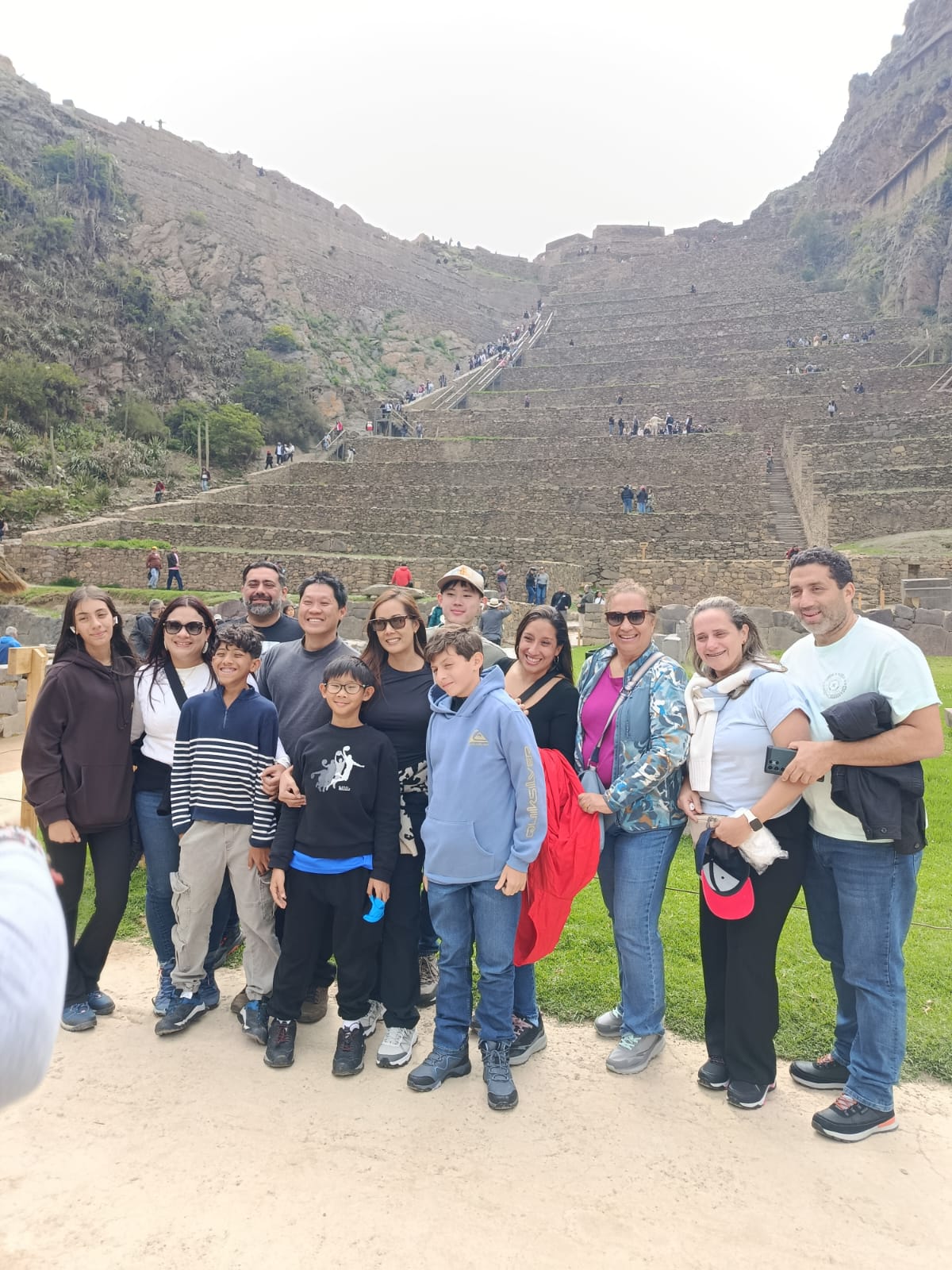 Grupo turístico en Ollantaytambo, Valle Sagrado del Cusco — Peruvian Travel Service