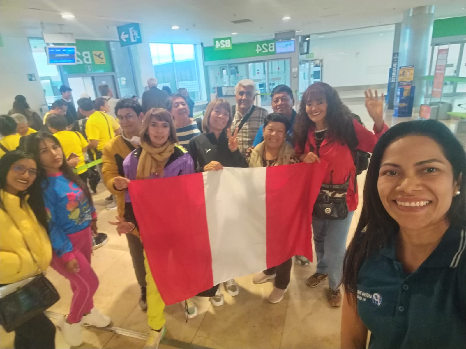Grupo de viajeros peruanos en aeropuerto rumbo a Turquía — Peruvian Travel Service